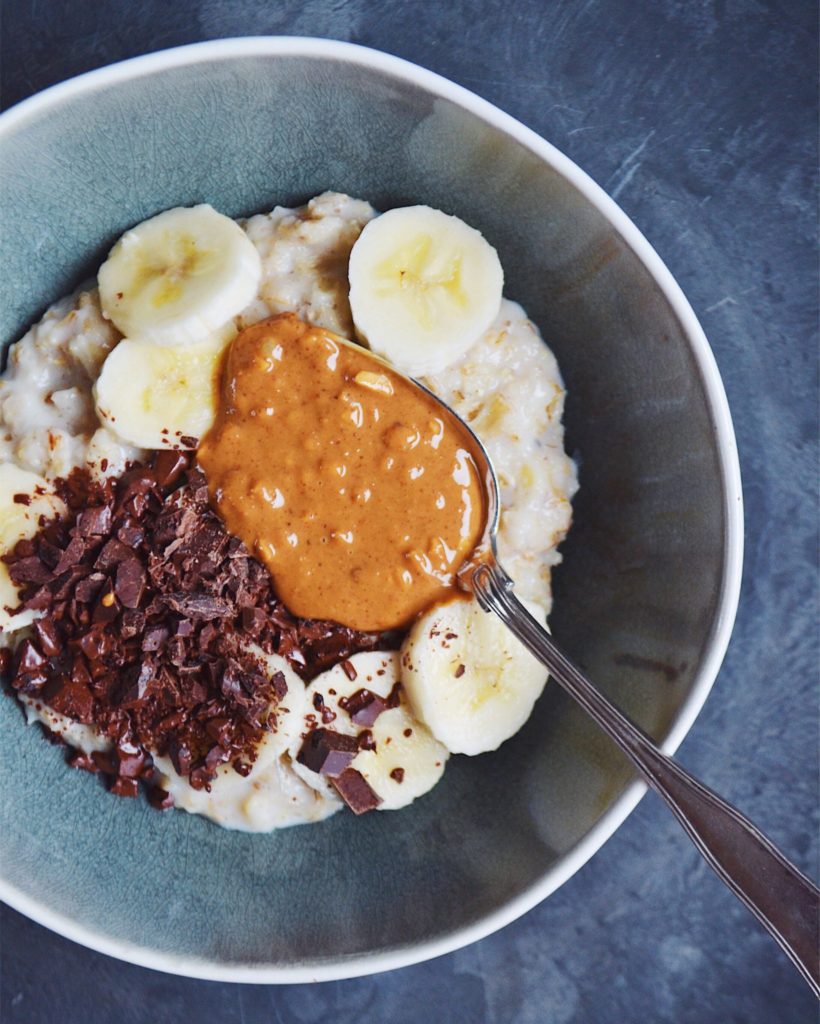 Grød med peanutbutter, mørk chokolade og banan - Grødgrisen.dk