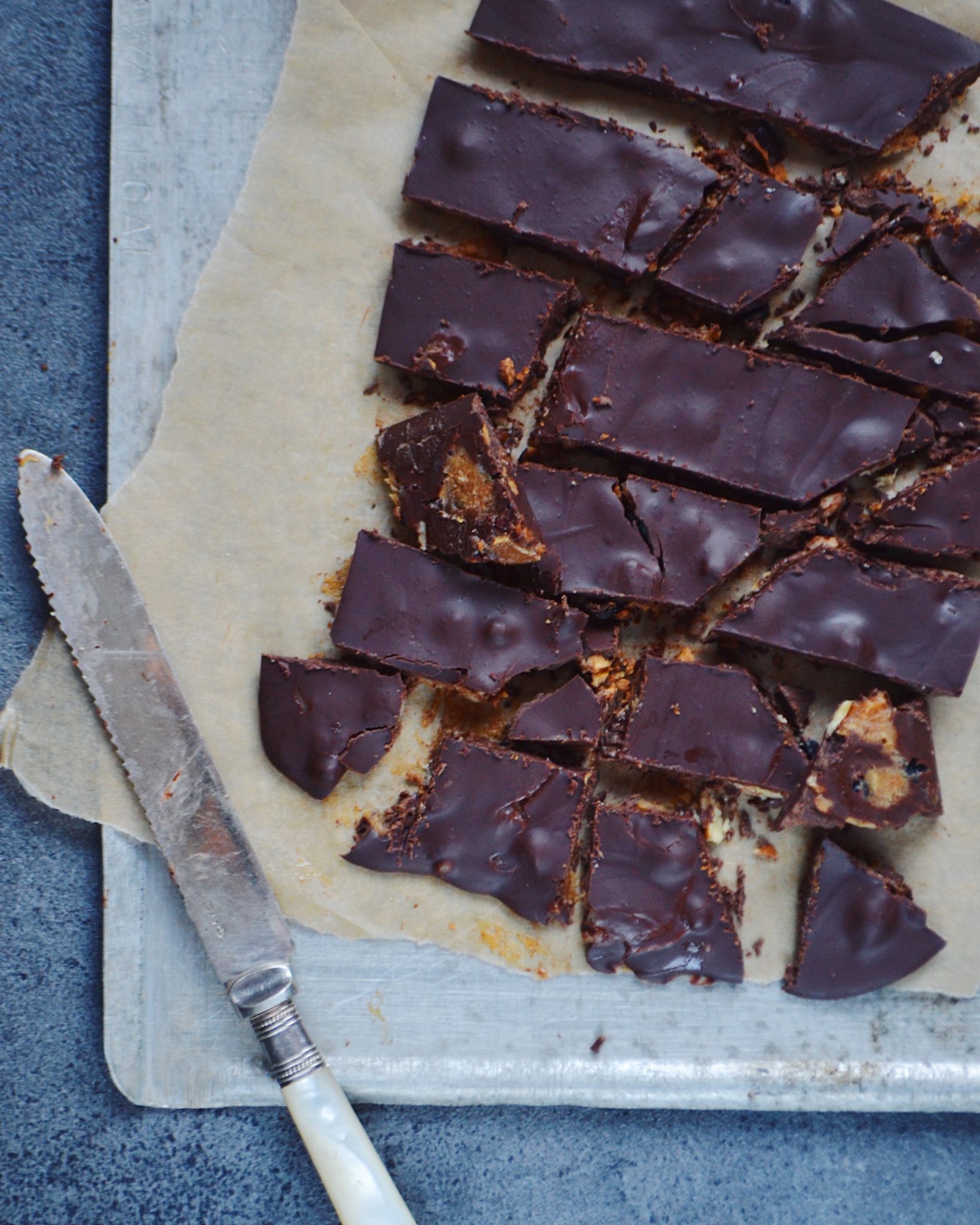 Chokoladebrud med karamel og pekannødder