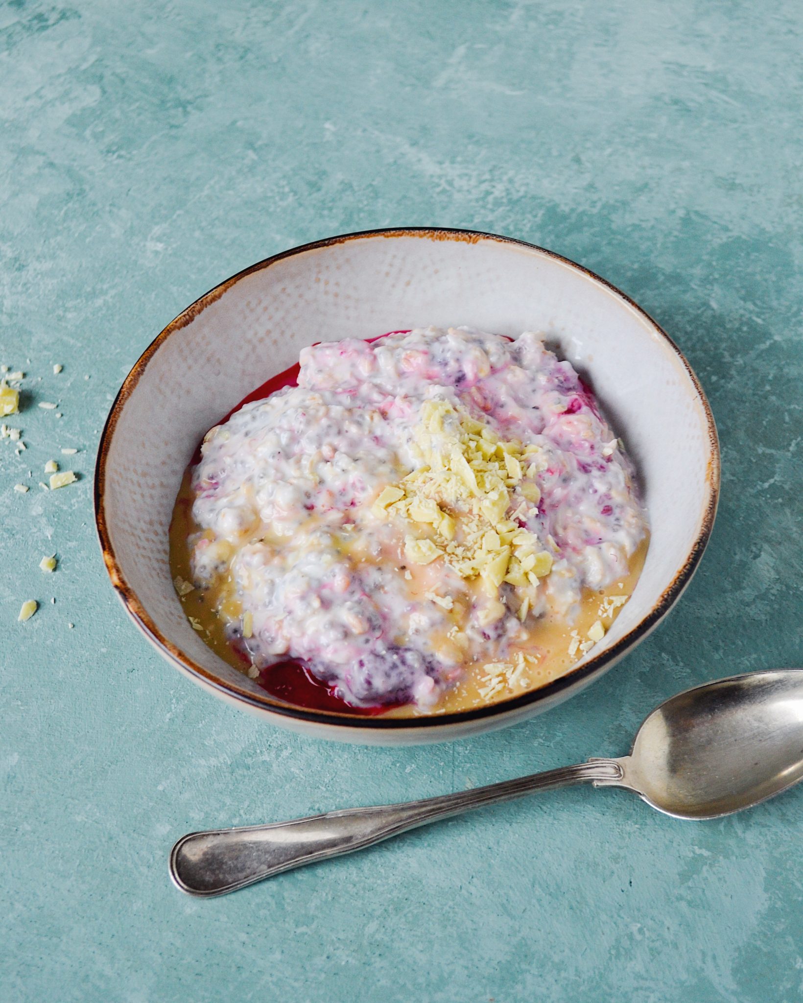Overnight oats med hindbær, kokos og hvid chokolade