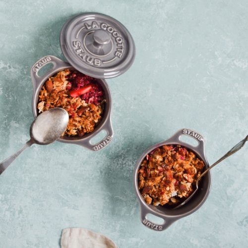Morgencrumble med bær, æble og mandler