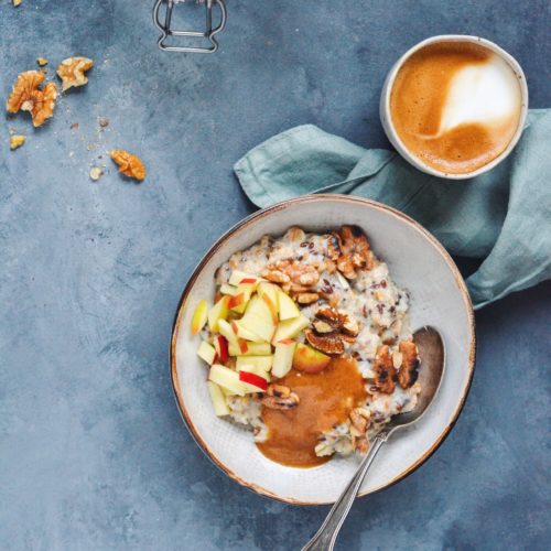 Havre-spelt grød med karamel, æble og valnødder