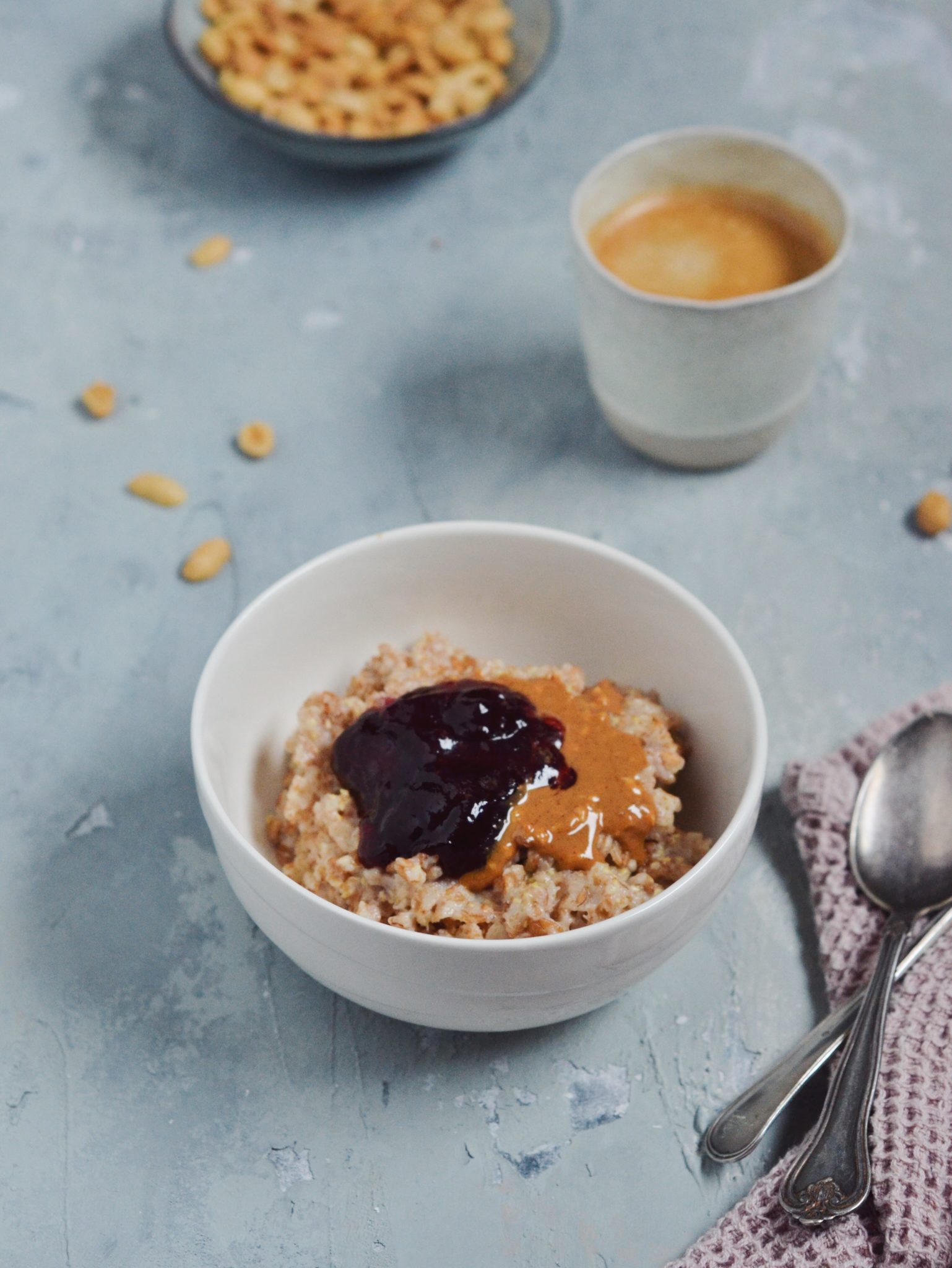 Speltgrød med peanutbutter og marmelade