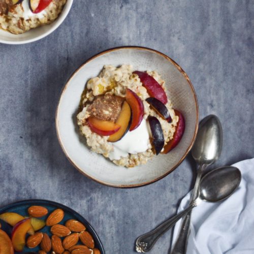 Mandelgrød med kanelsmør, blommer og skyr