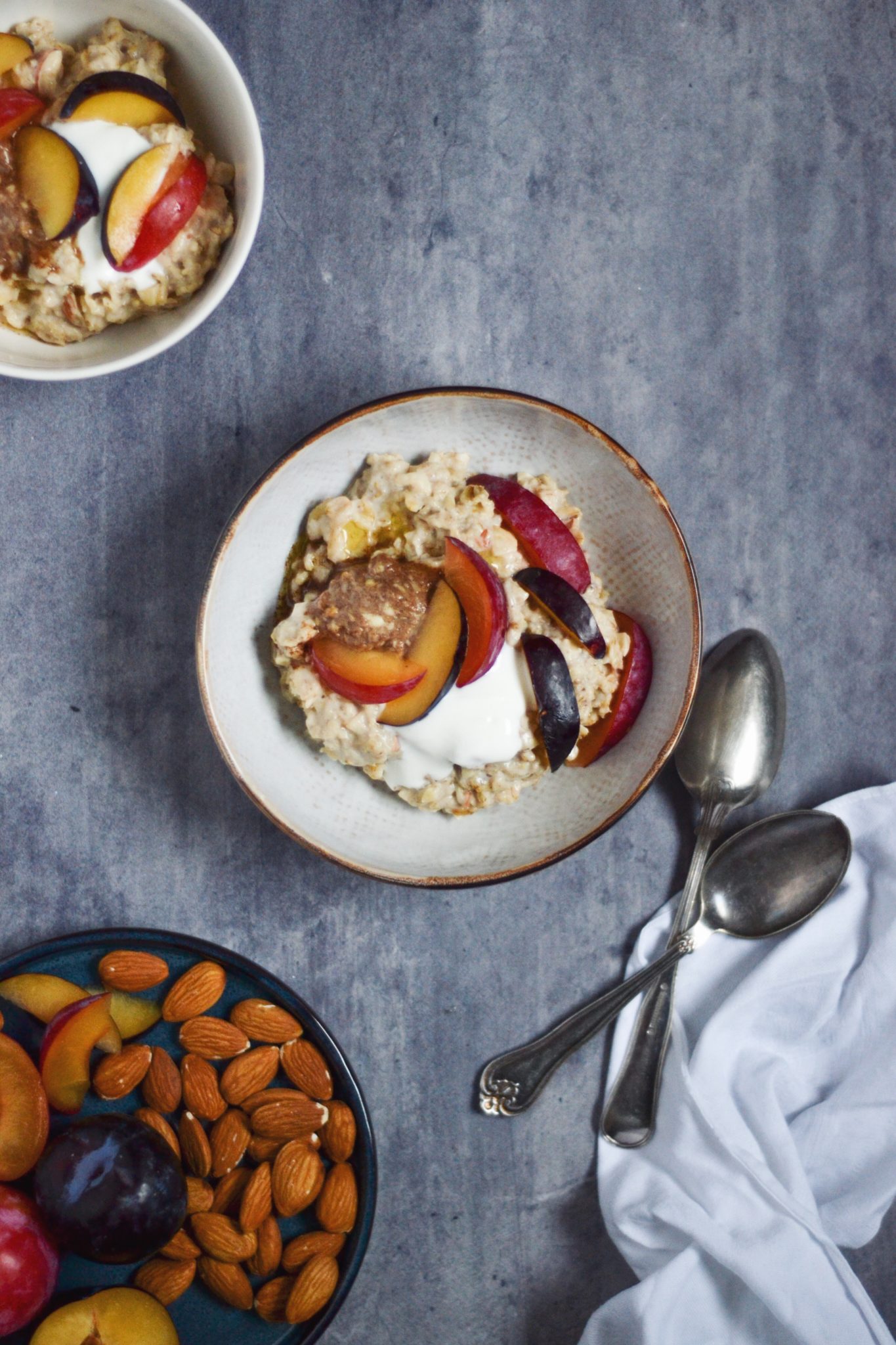 Mandelgrød med kanelsmør, blommer og skyr