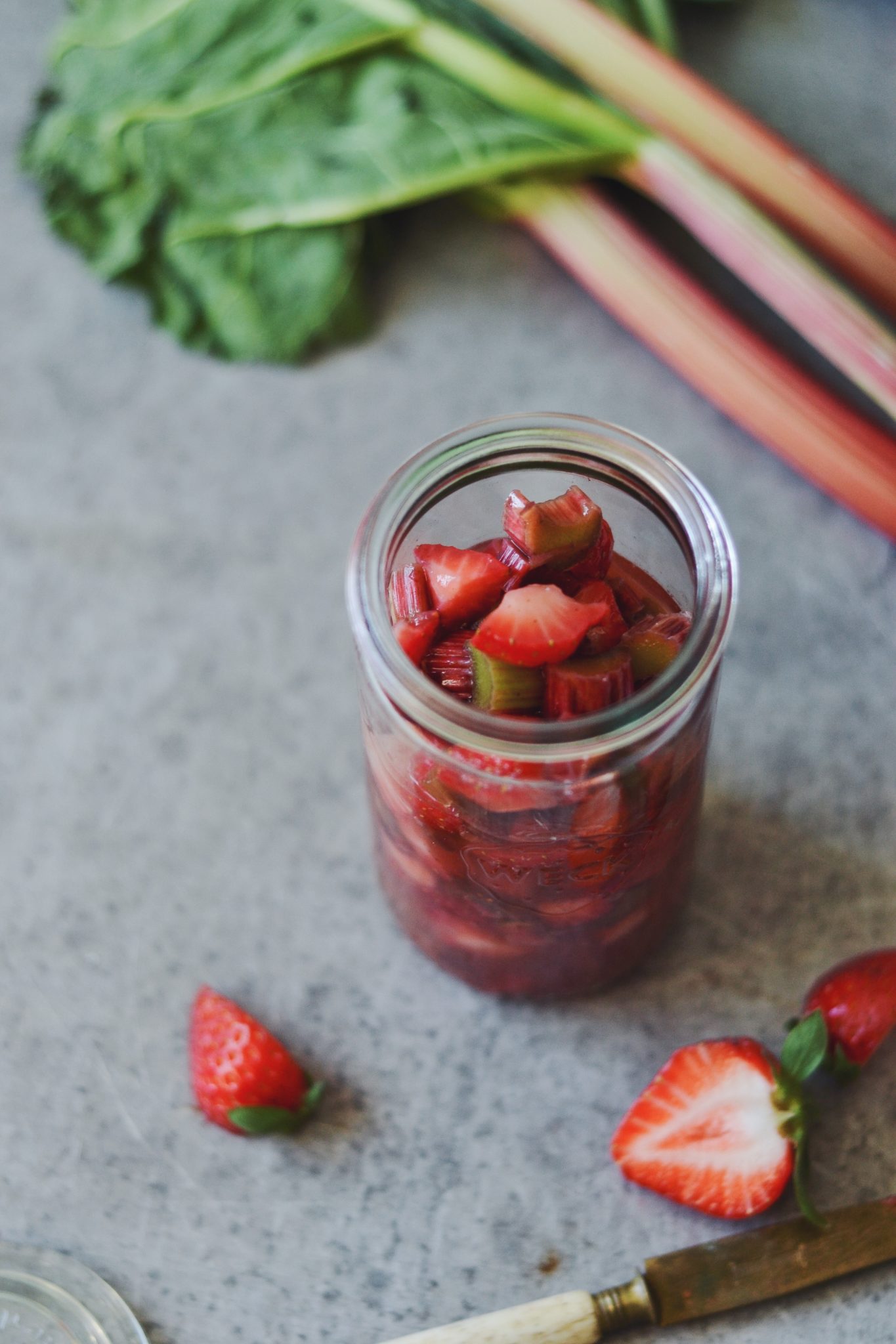 Råmarineret rabarber og jordbær med vanilje og honning