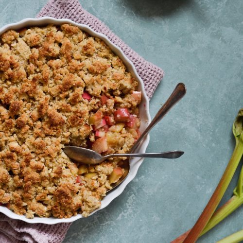 rabarbercrumble med kokos og mandler