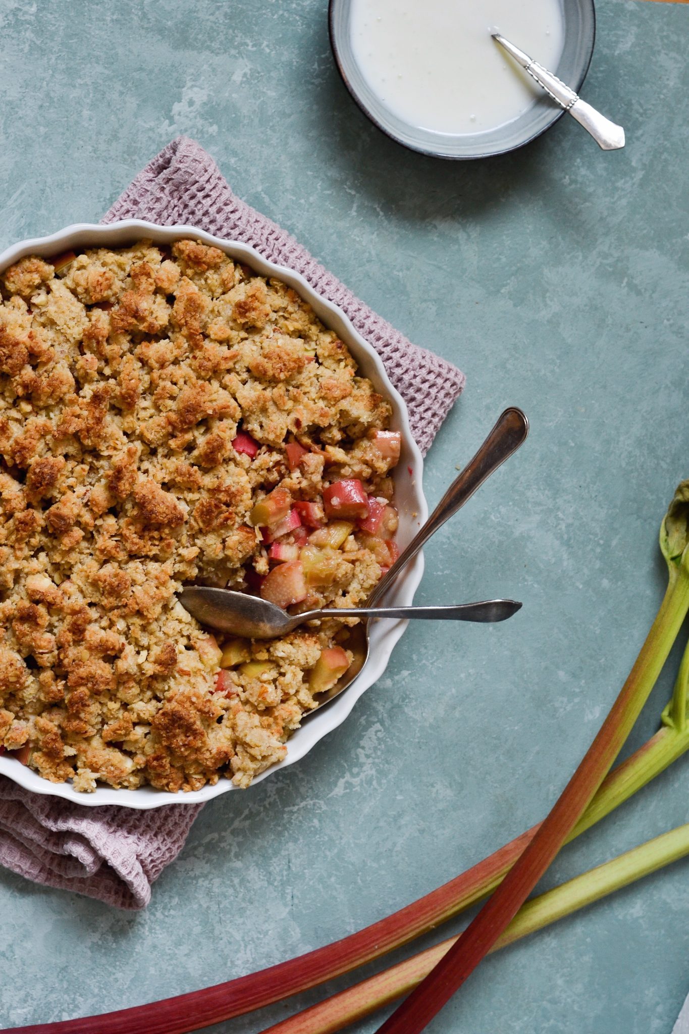 Rabarbercrumble med kokos og mandler