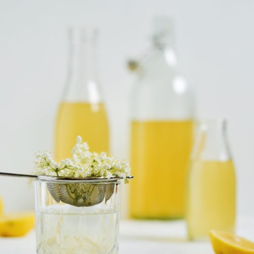 hjemmelavet hyldeblomstsaft med citron