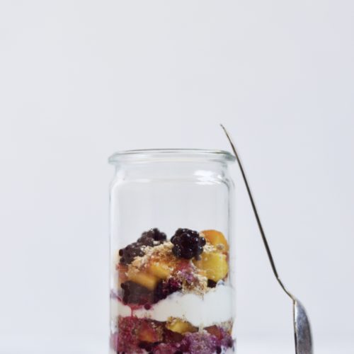 morgenmadstrifli-med-brombaer-müsli-stoev-og nektarin.