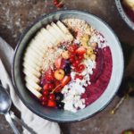sund smoothie bowl med brombær, blåbær og banan