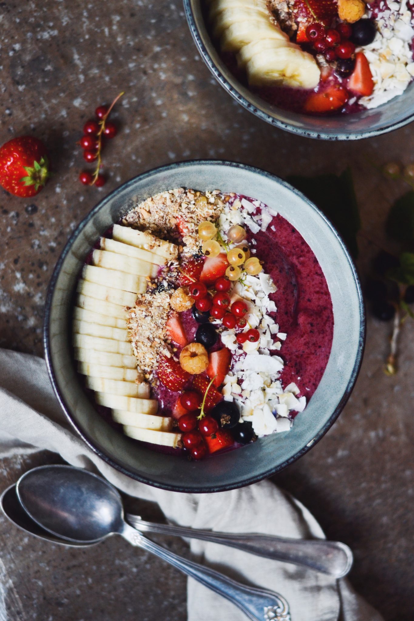 sund smoothie bowl med brombær, blåbær og banan