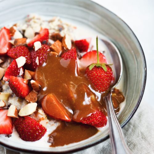 Bircher müsli med jordbær og karamel