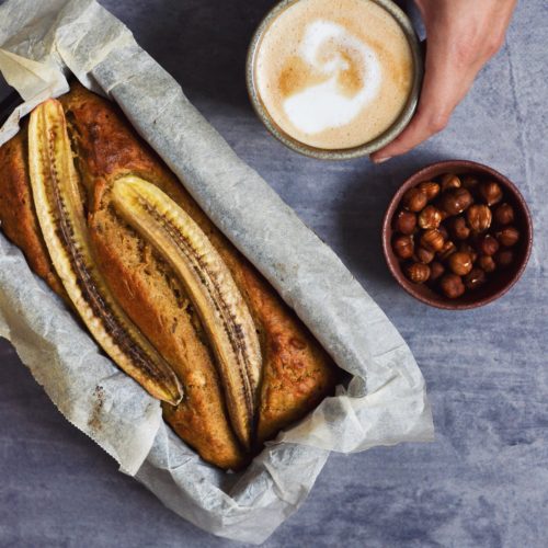 bananbroed med hasselnoedder