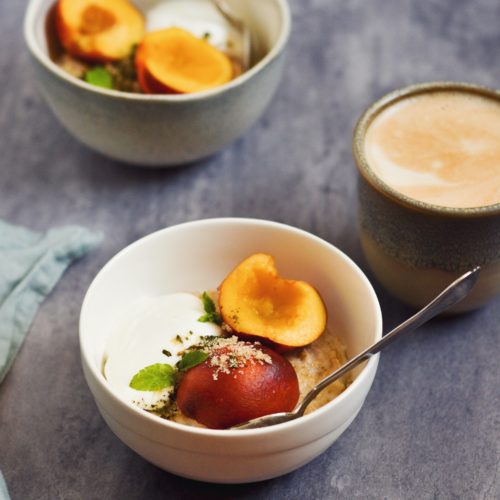 havregrød med nektarin, myntesukker og skyr