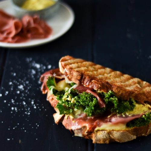 panini med seranoskinke, frisk mozerella og sennepsmayonnaise