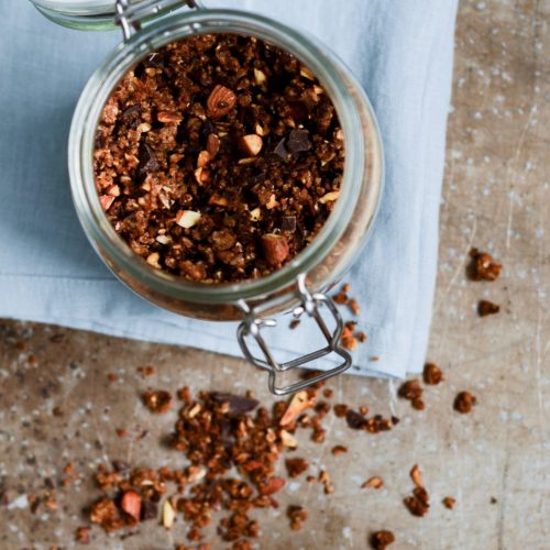 rugbrødsknas med mandler og mørk chokolade til morgenmaden
