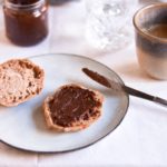 sundere nutella uden tilsat sukker med dadler og hasselnødder