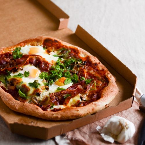 Morgenmadspizza med seranoskinke og æg