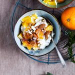 vegansk risengrød med mandelmælk, appelsiner, mandler og tranebærsukker