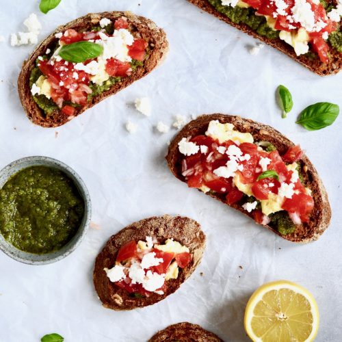 bruschetta-med-tomat-pesto-og-roeraeg