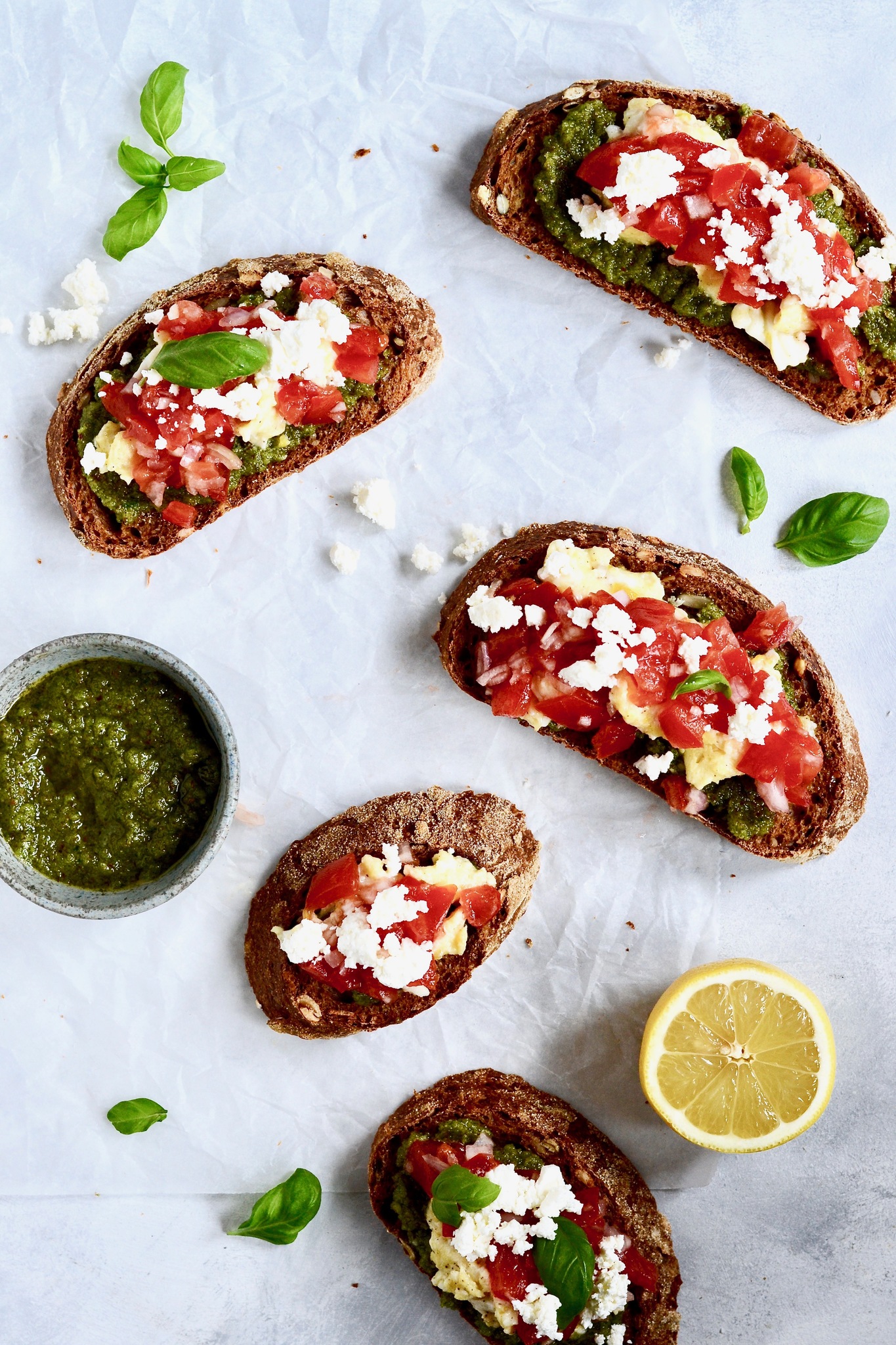 Bruschetta med tomat, pesto og røræg
