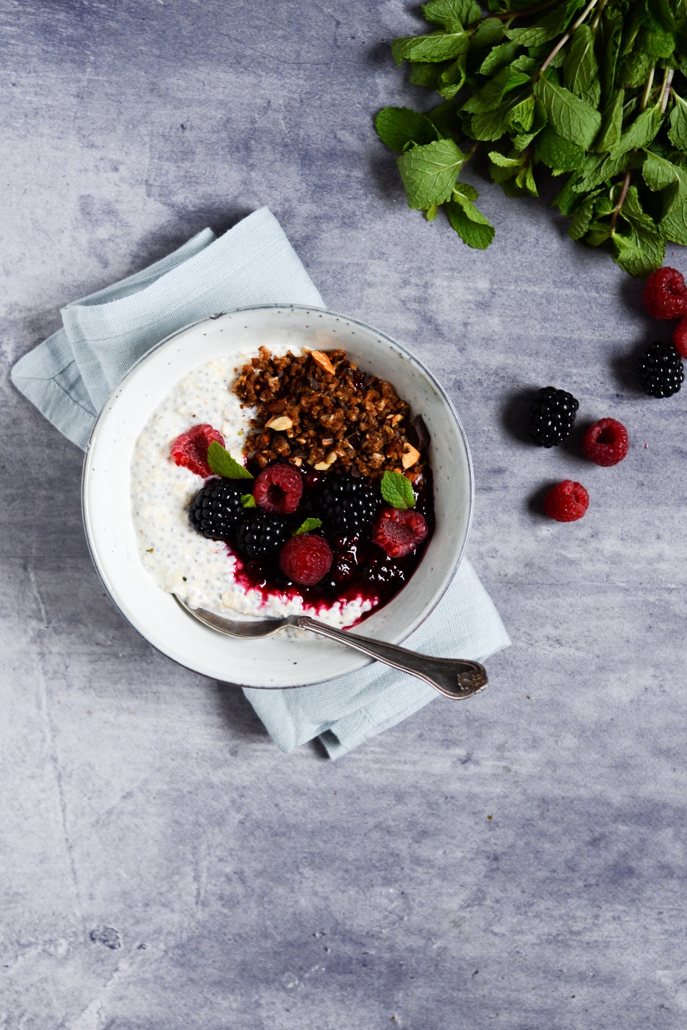 Køleskabsgrød med bærkompot og rugknas