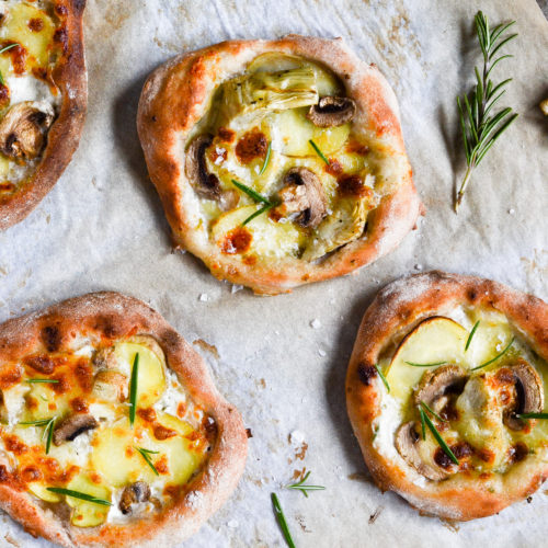 kartoffelpizza-med-rosmarin-mascarpone-artiskok-koldhaevet-grov-foodstyling-madfotografering-surdej-hvid-pizza-9