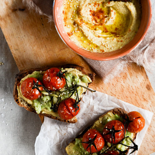ristet-broed-med-hummus-avocado-bagte-tomater-