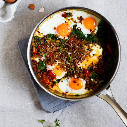 brunchæg-med-spinat-broedkrummer-æg-opskrift-madfotografering-foodstyling-