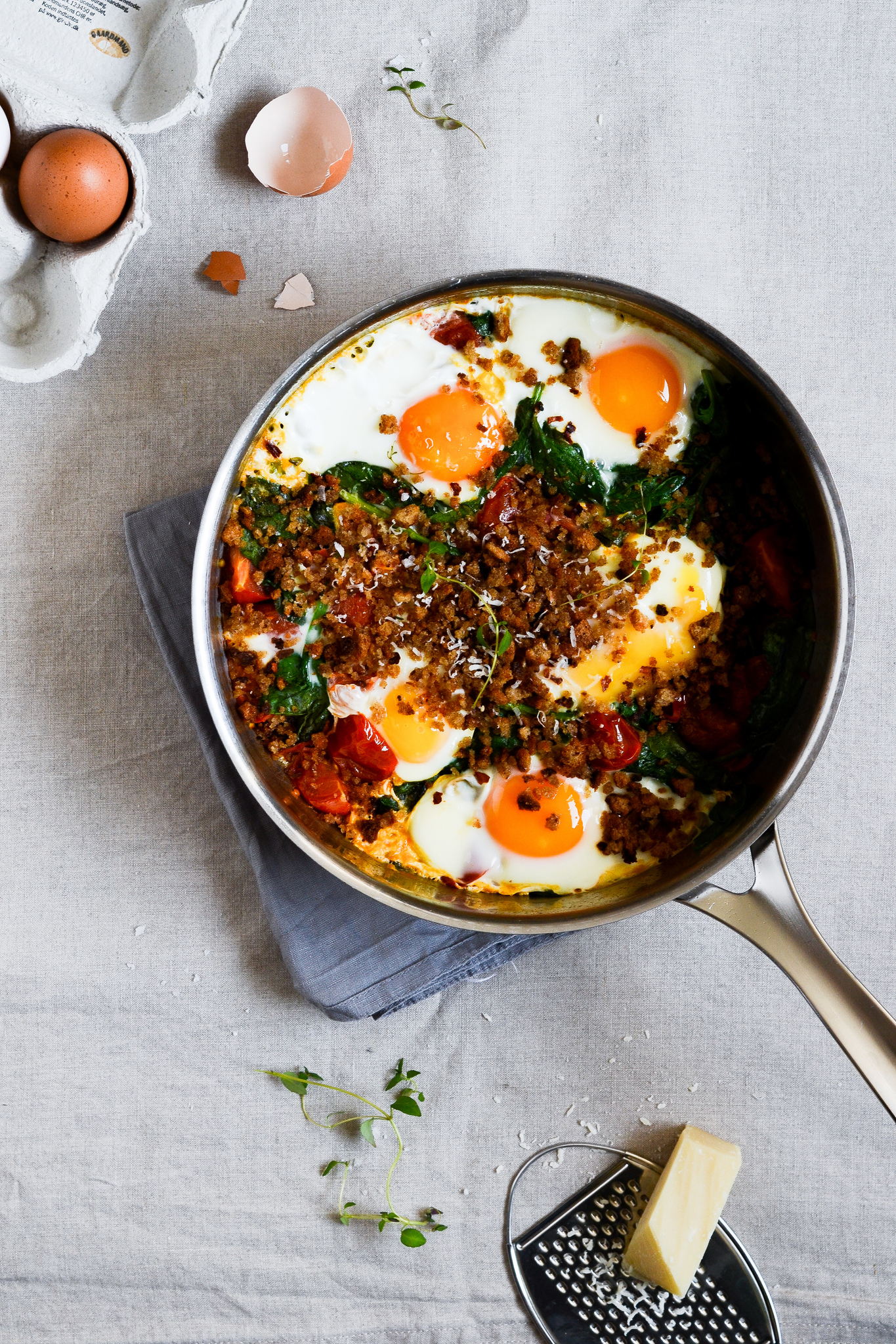 Brunchæg med spinat og brødkrummer