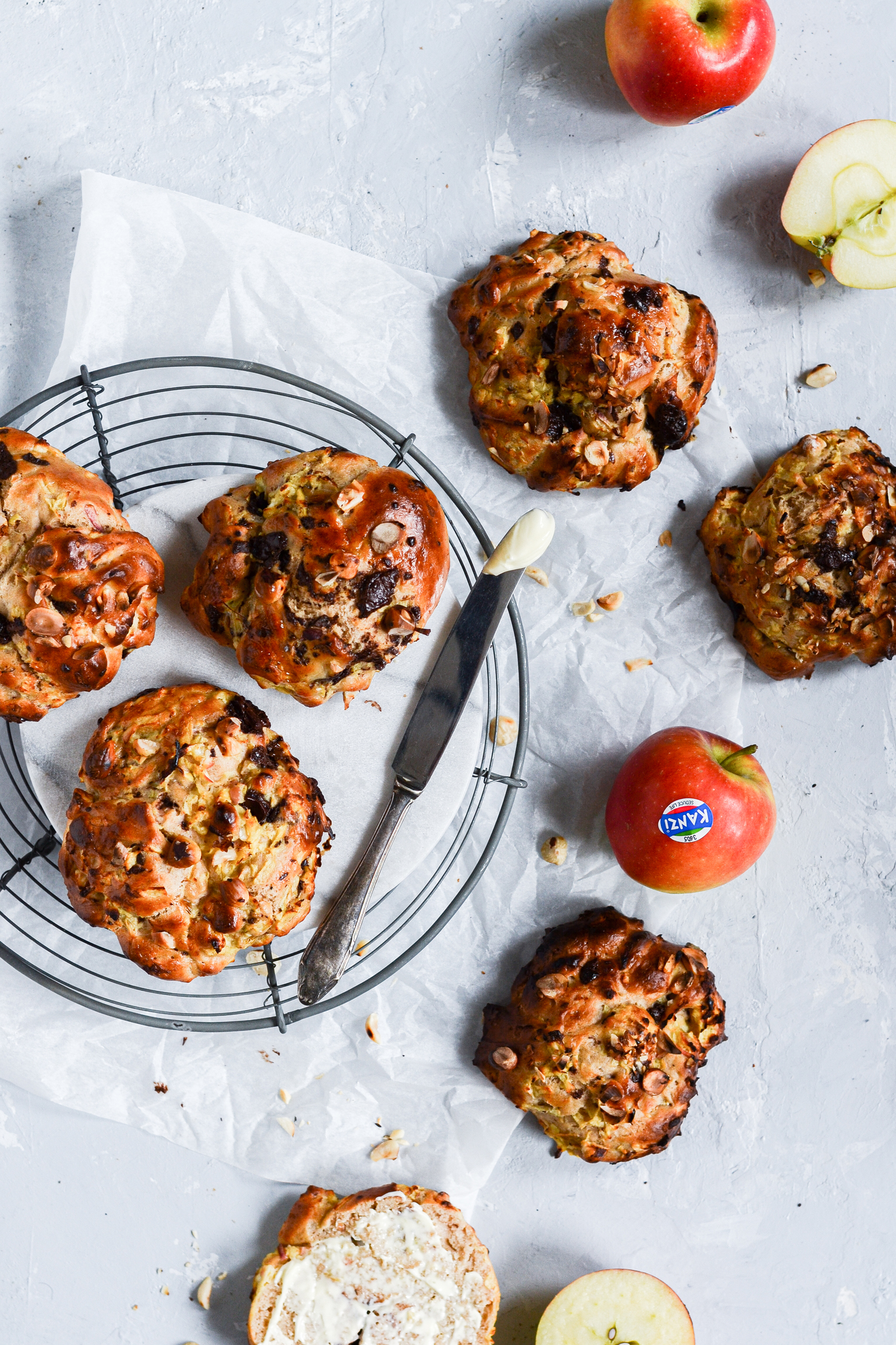 Æblebrud med hasselnødder og mørk chokolade