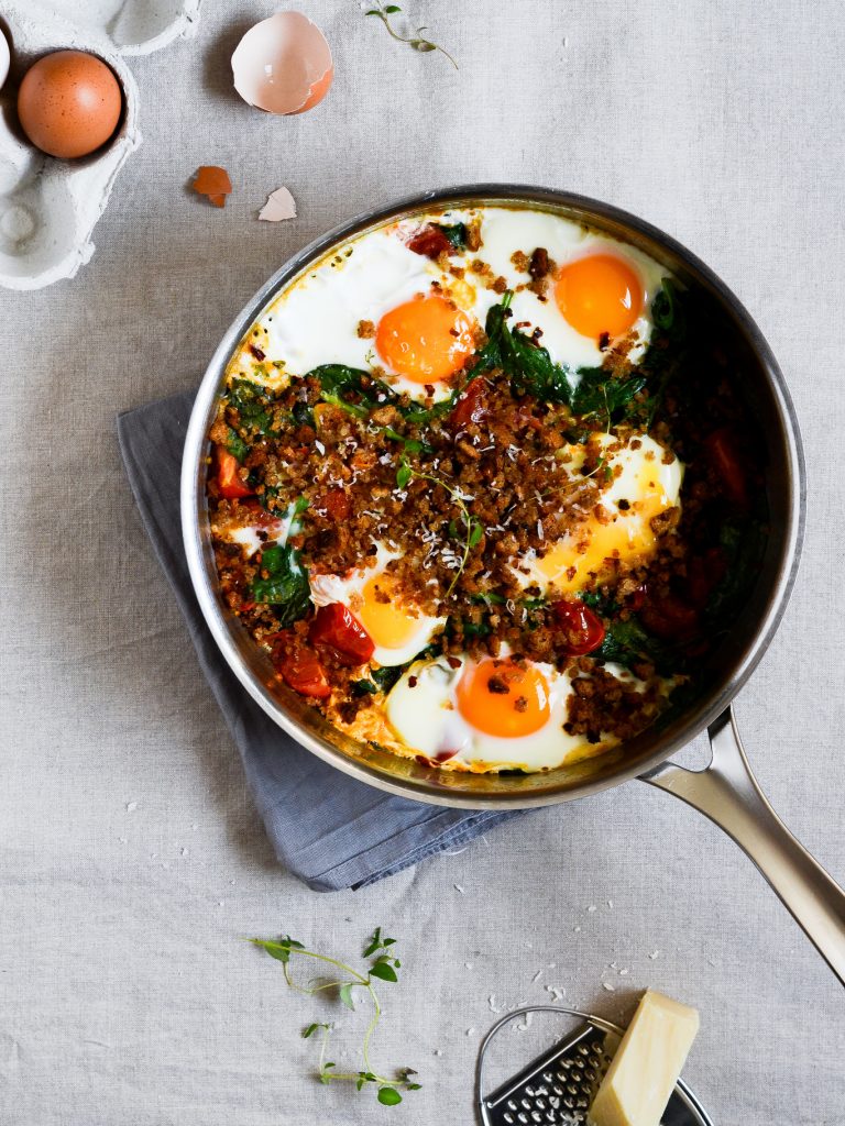 brunchæg-med-spinat-broedkrummer-æg-opskrift-madfotografering-foodstyling-