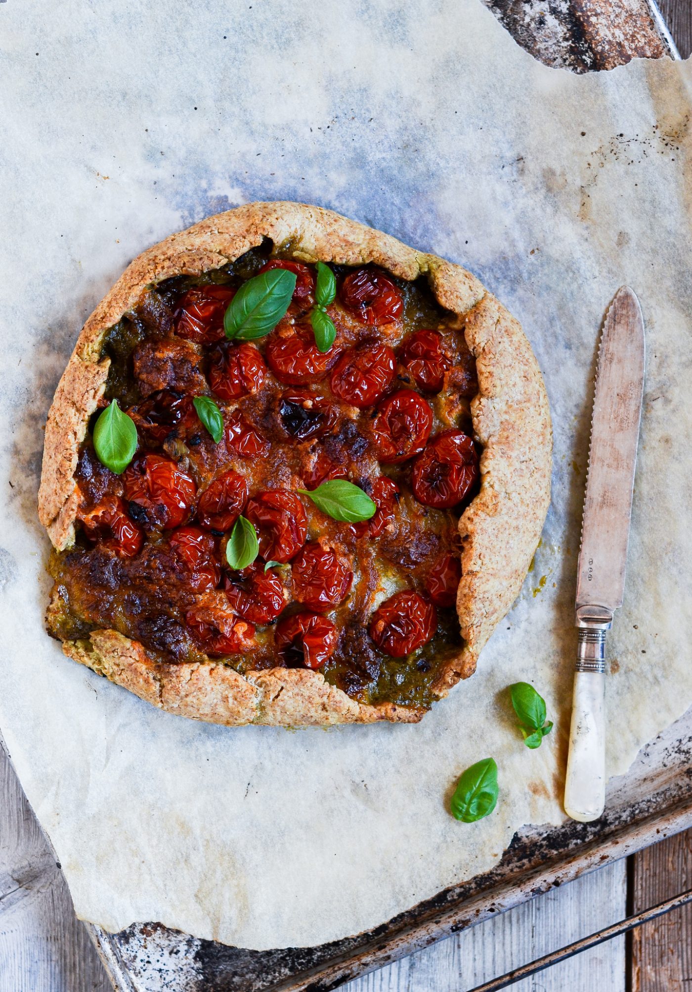 Grov-galette-med-pesto-skinke-bagte-tomater-opskrift-