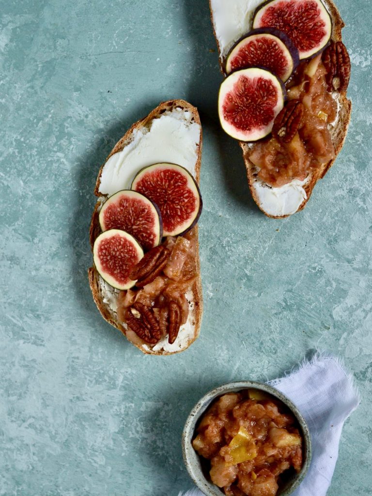 ristet børn med ricotta, figner og æblekompot