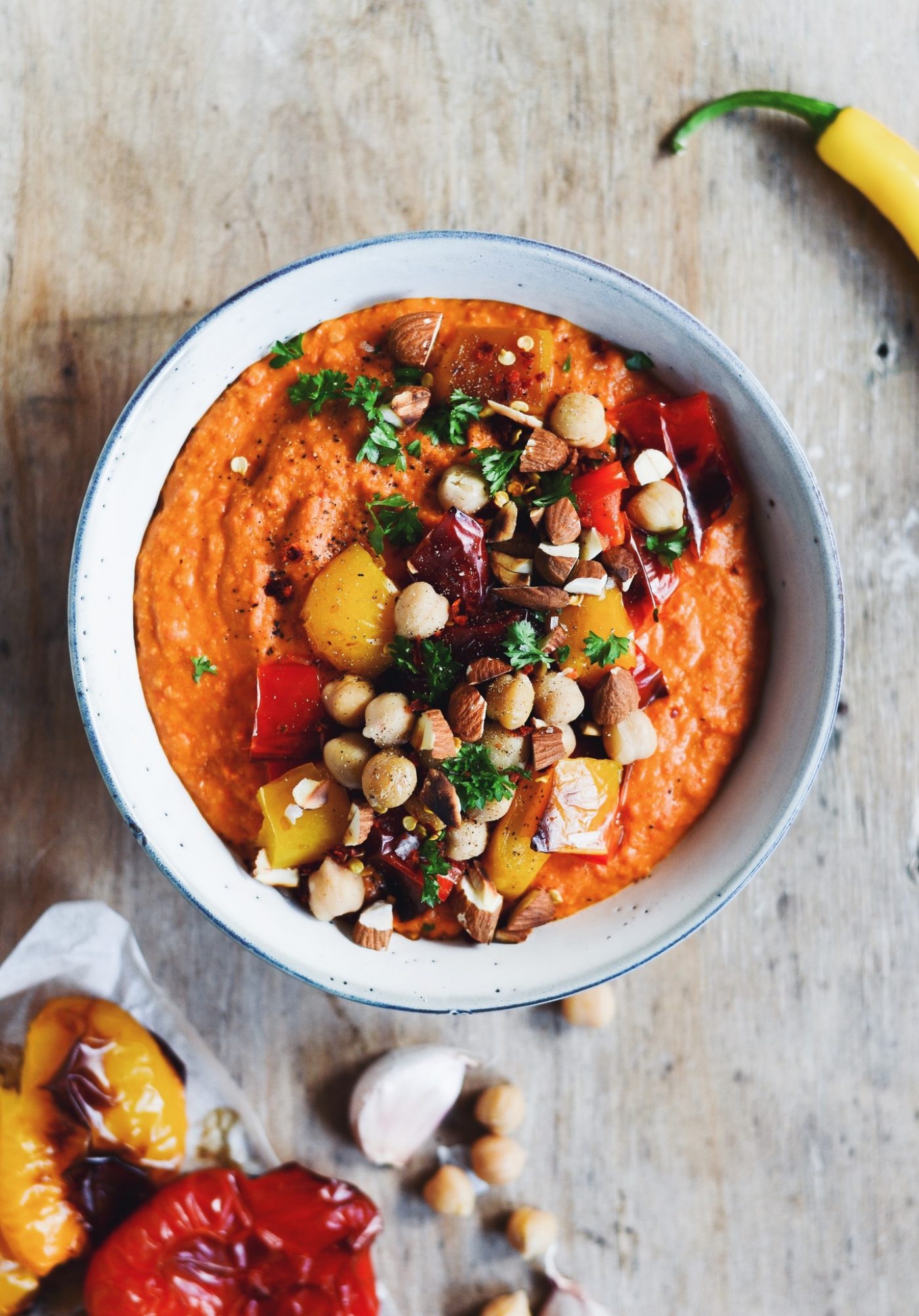 chili-humus-hummus-bagte-peberfrugter