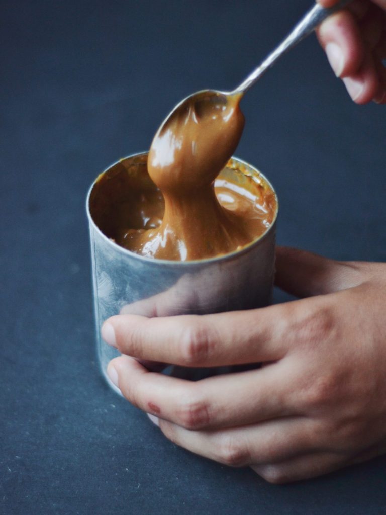 cremet karamel af kondenseret mælk dulce de leche ingefær peanutbutter havsalt