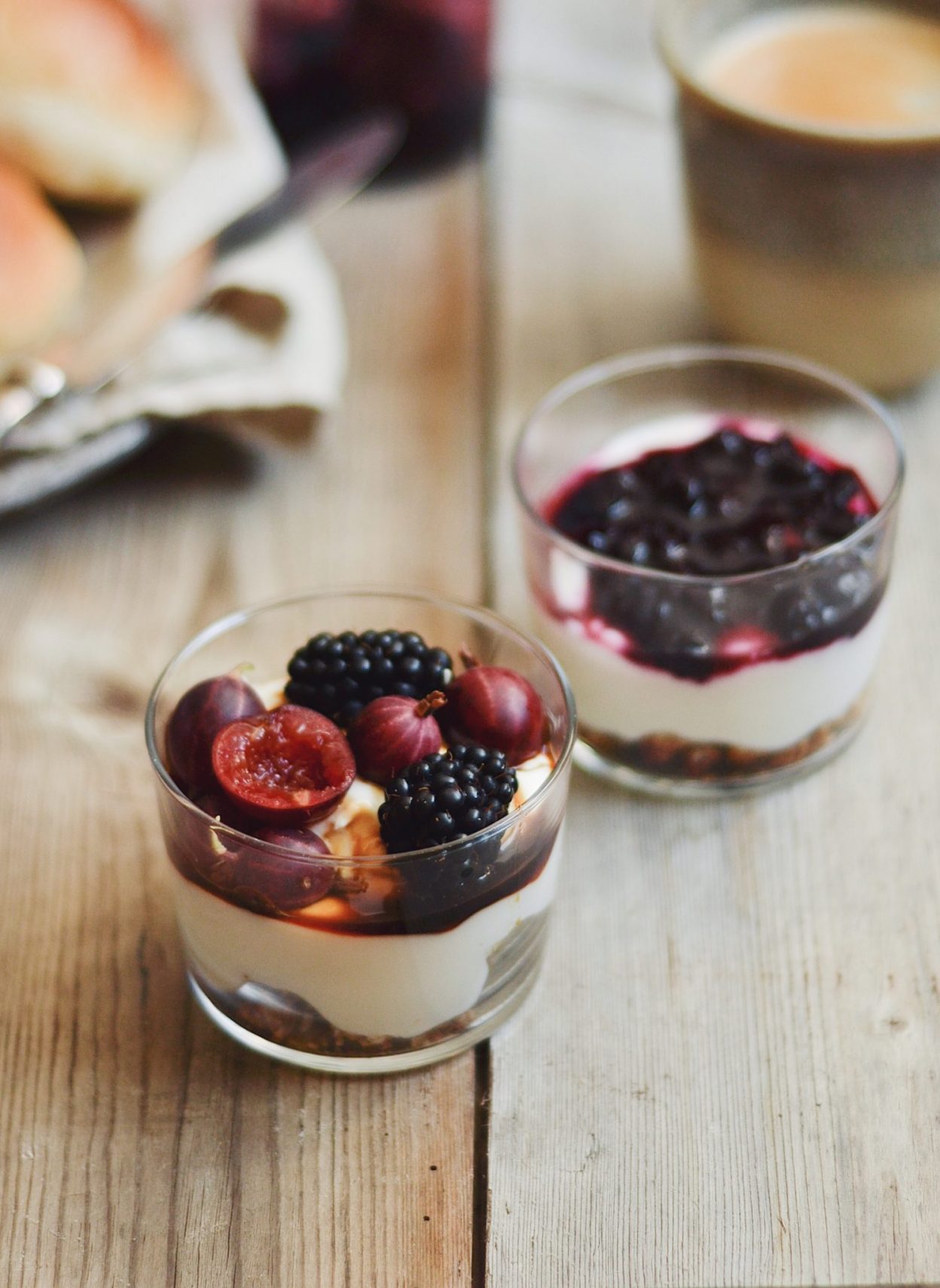 græsk yoghurt skyr med kompot ahornsirup friske bær