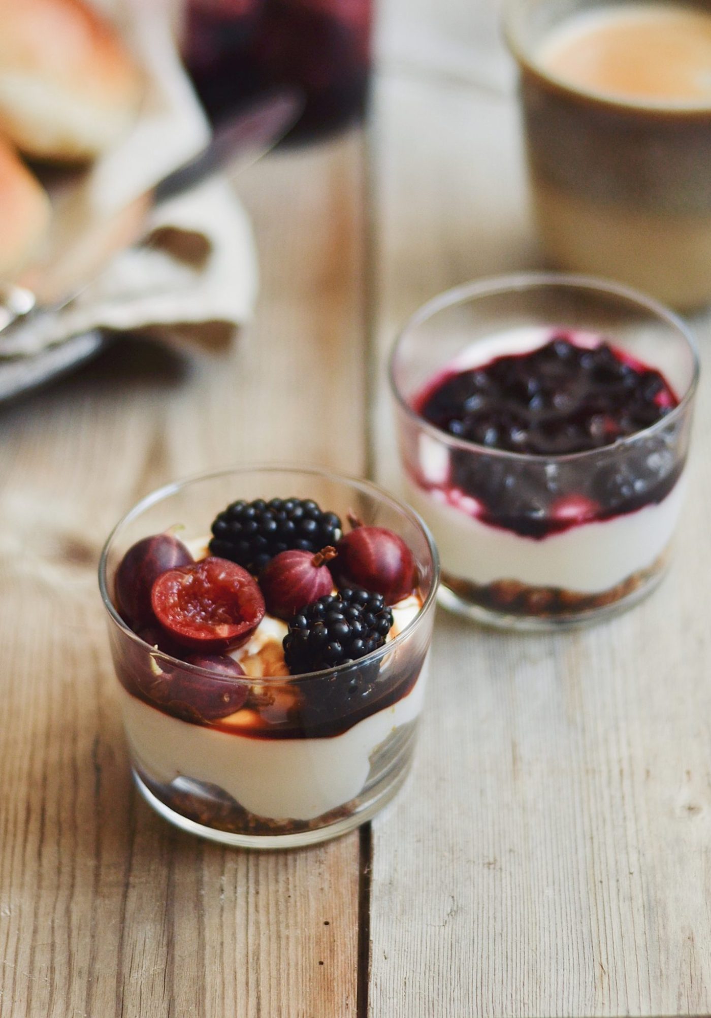 græsk yoghurt skyr med kompot ahornsirup friske bær