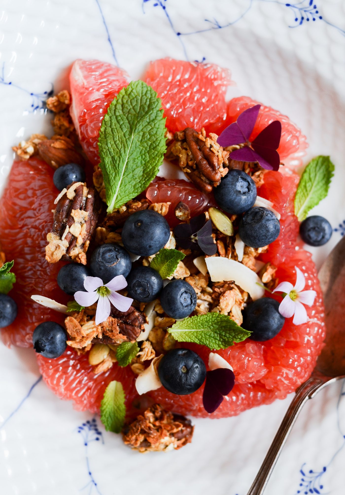 grape-med-granola-blaabaer-opskrift