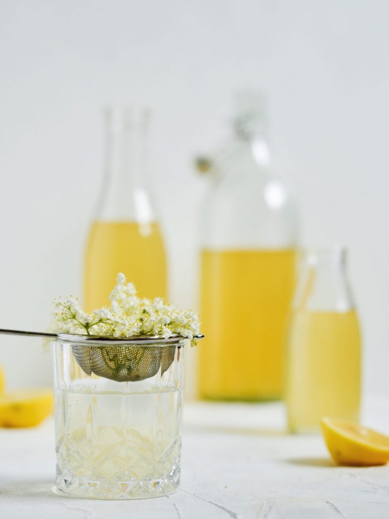 hjemmelavet hyldeblomstsaft med citron