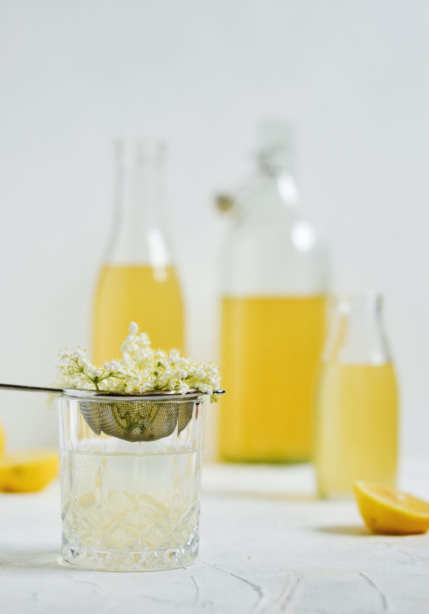 hjemmelavet hyldeblomstsaft med citron