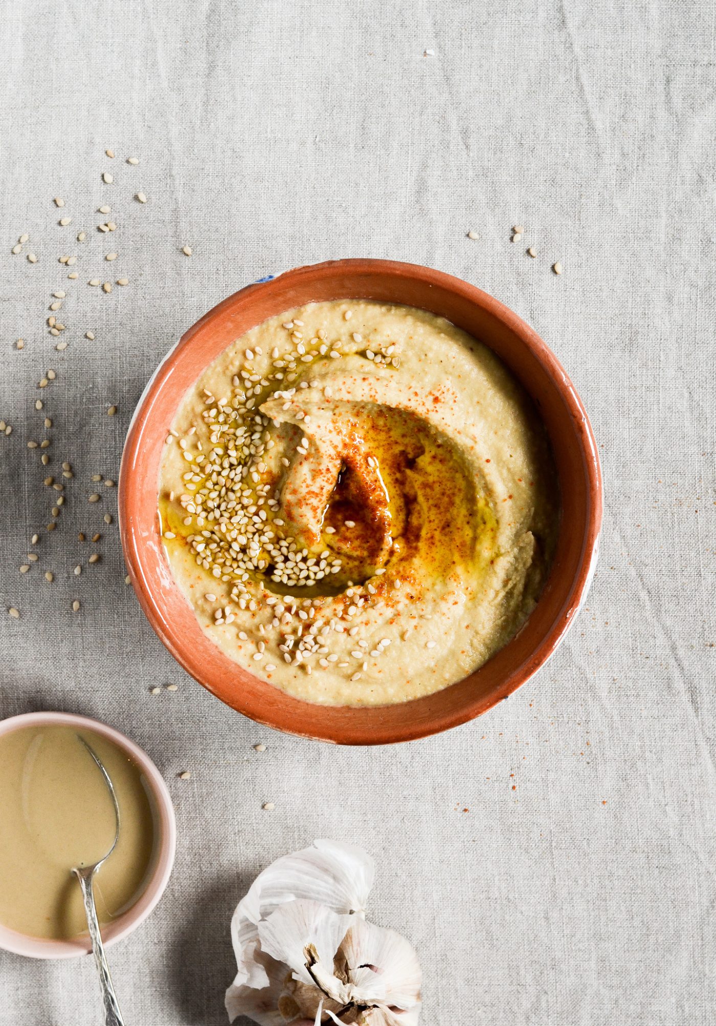 hummus-nem-hurtig-laekker-perfekt-tilbehoer-klassisk-kikaerter-paa-daase-opskrift
