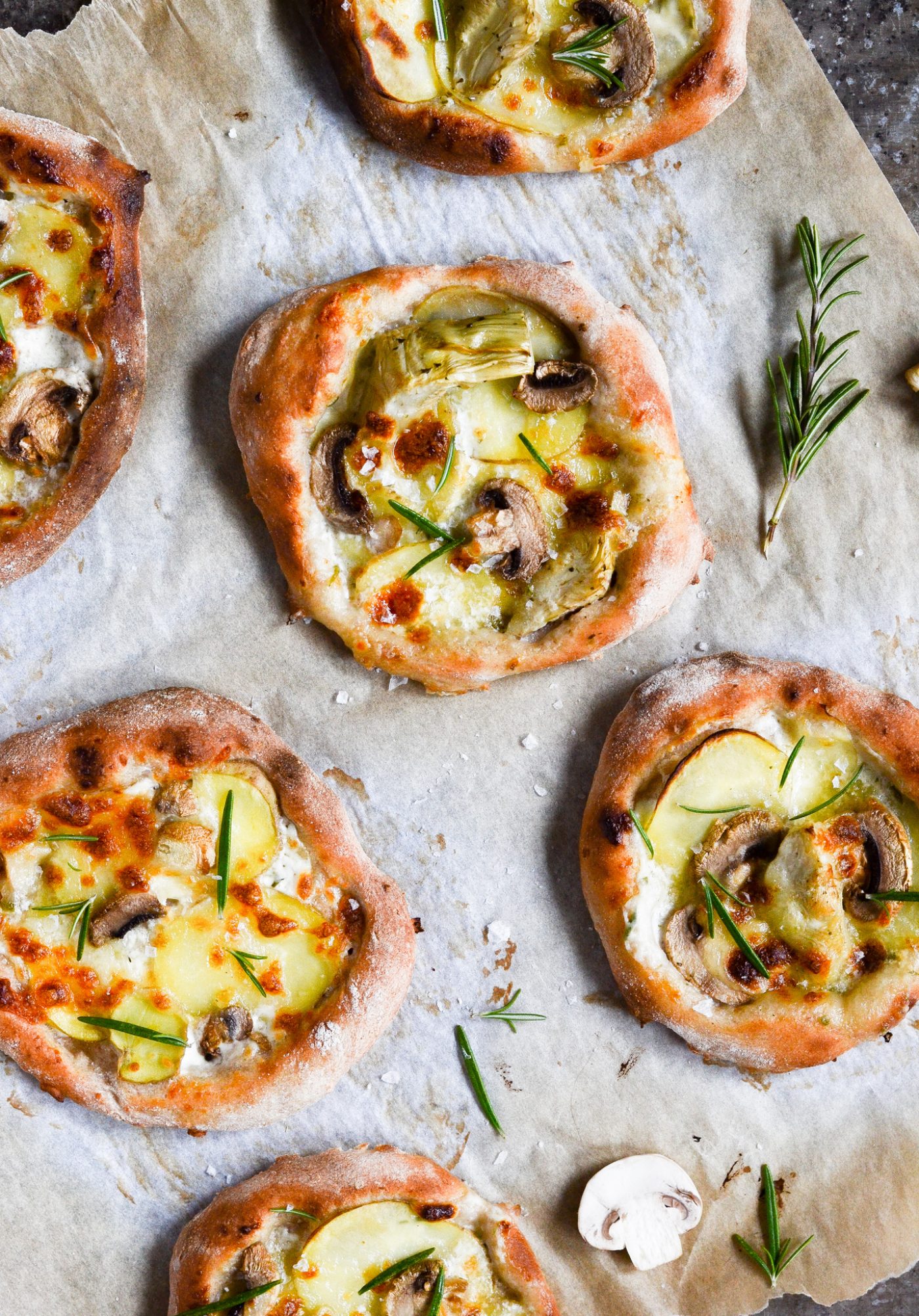 kartoffelpizza-med-rosmarin-mascarpone-artiskok-koldhaevet-grov-foodstyling-madfotografering-surdej-hvid-pizza-9