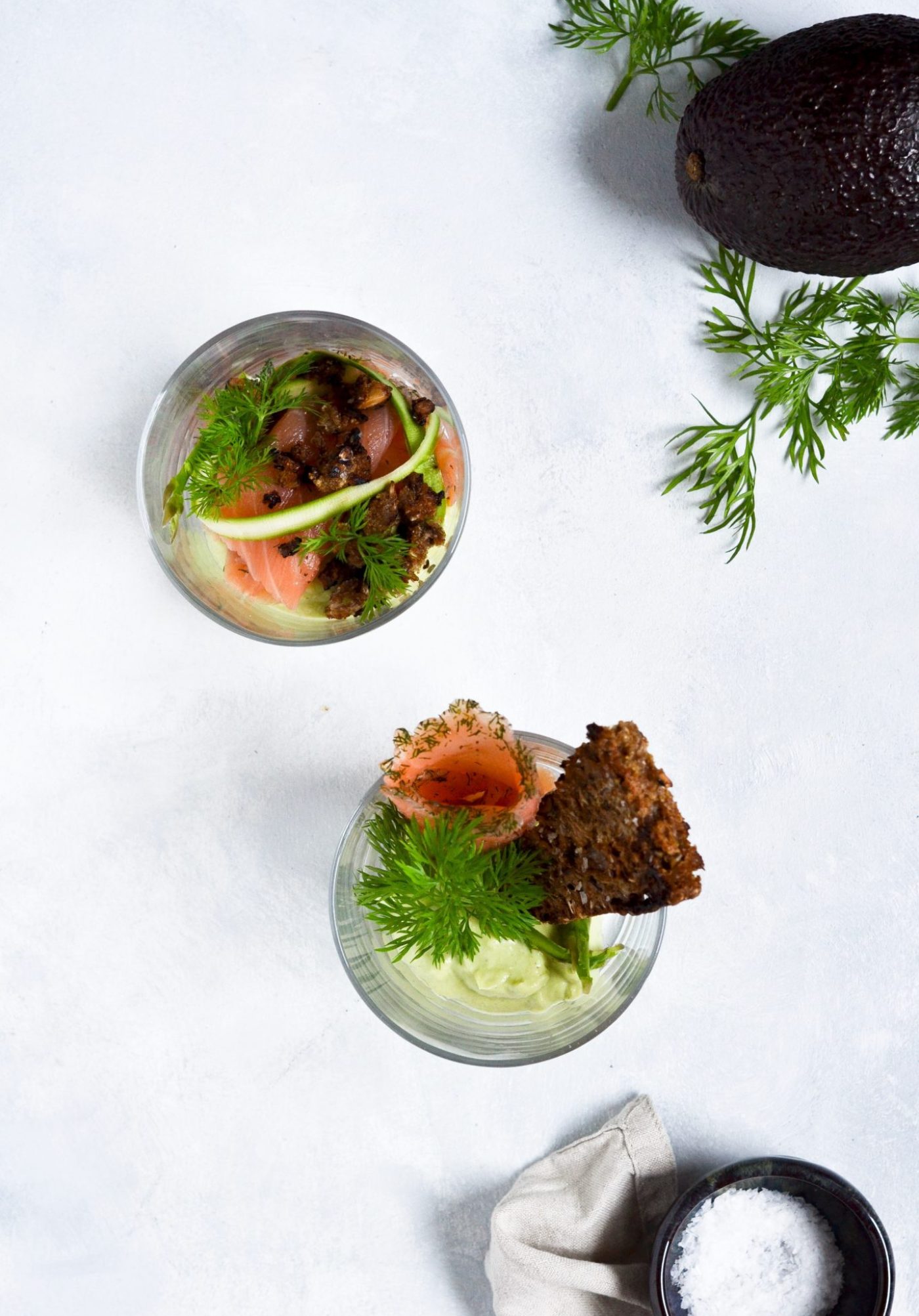 laks-med-avocado-rygeostcreme-og-smoerstegt-rugbroed-
