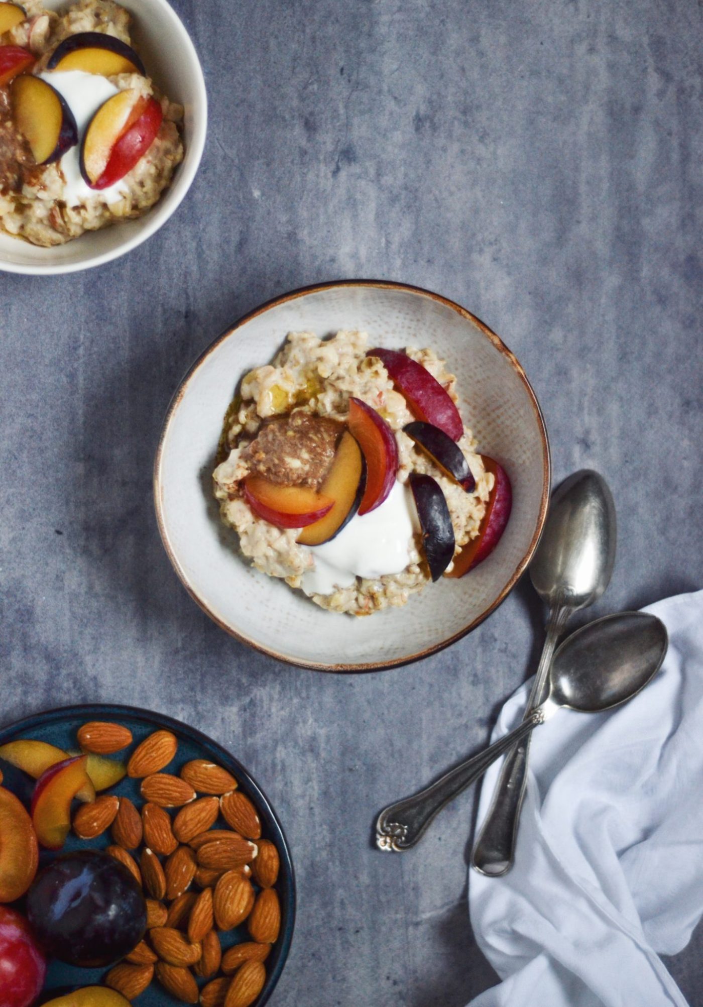 Mandelgrød med kanelsmør, blommer og skyr