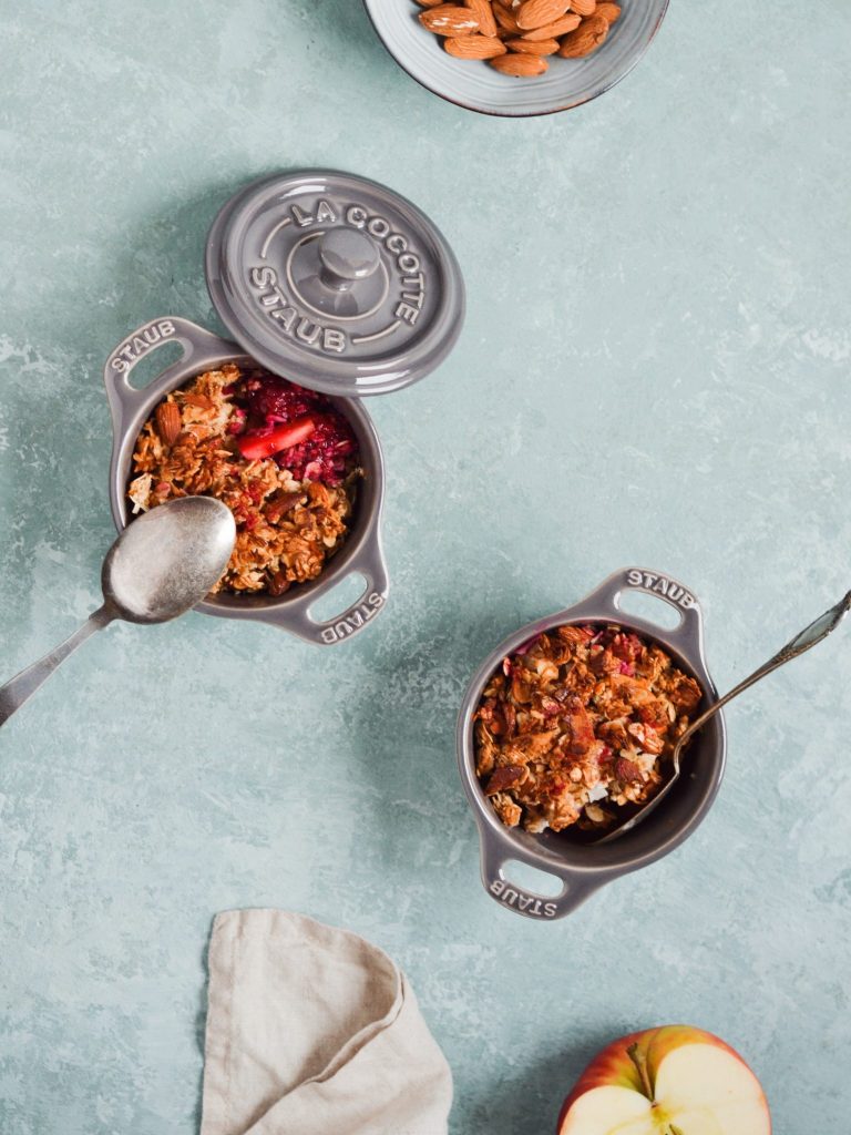 morgenmadscrumble med bær, æble og mandler
