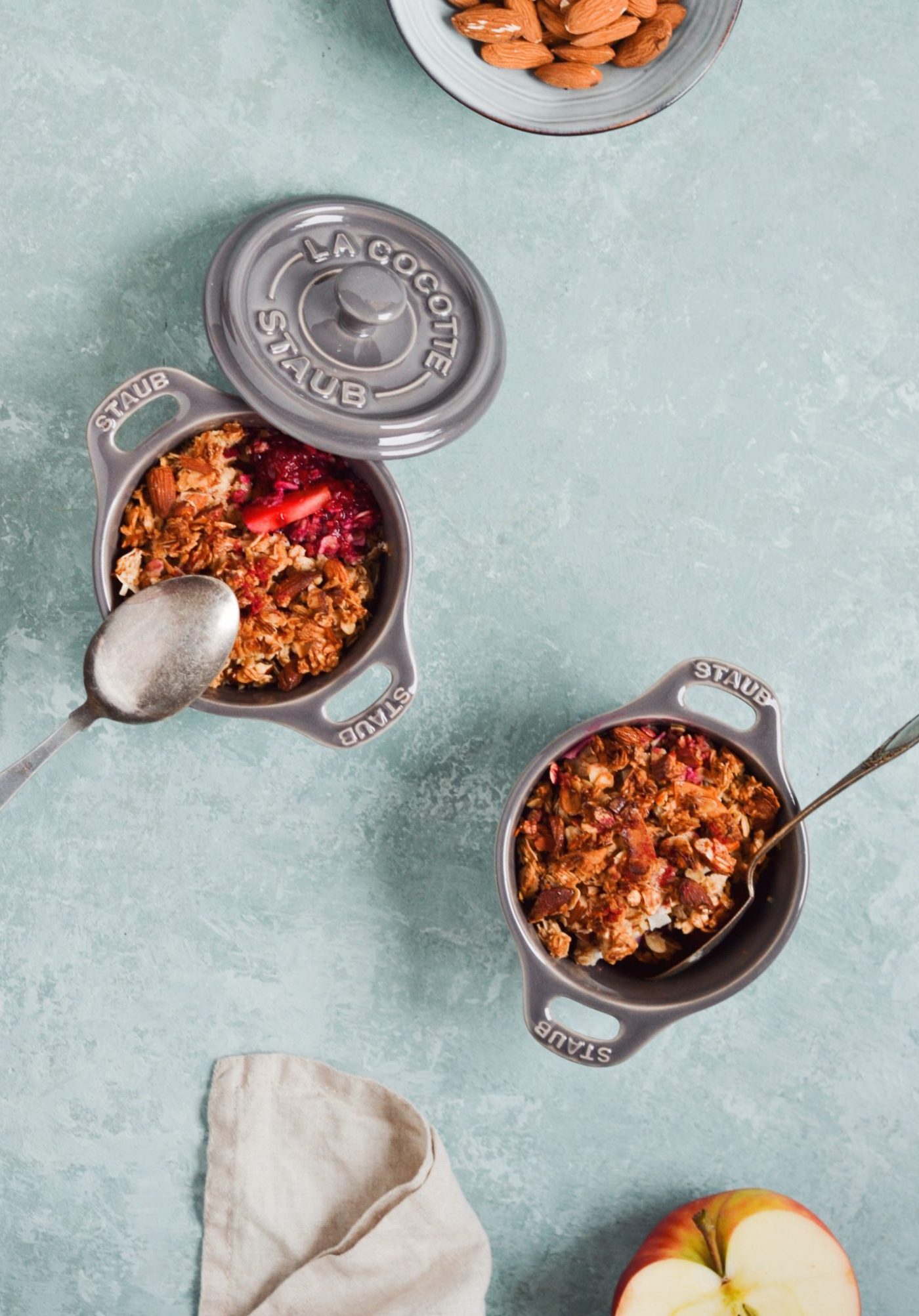 morgenmadscrumble med bær, æble og mandler