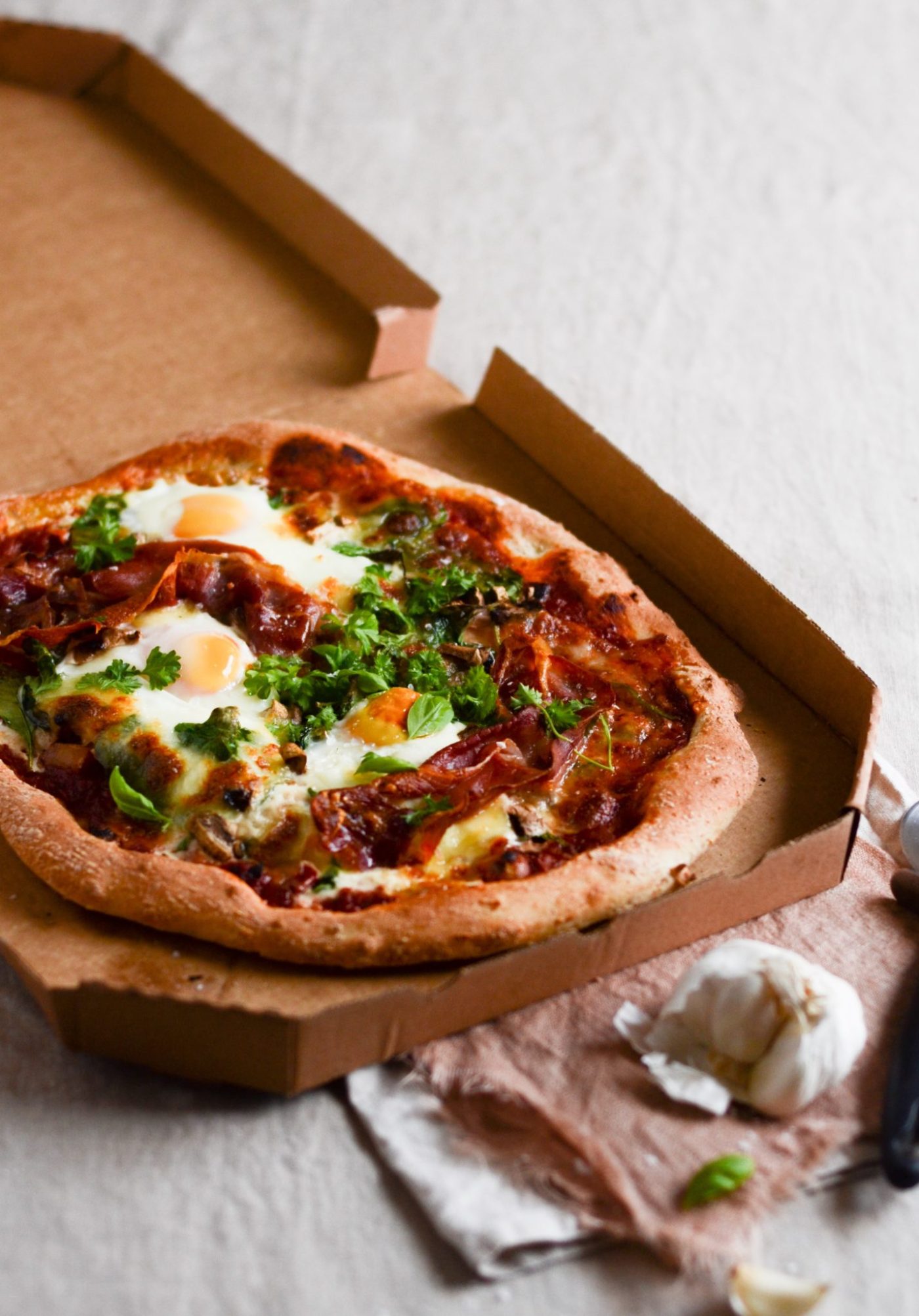 Morgenmadspizza med seranoskinke og æg