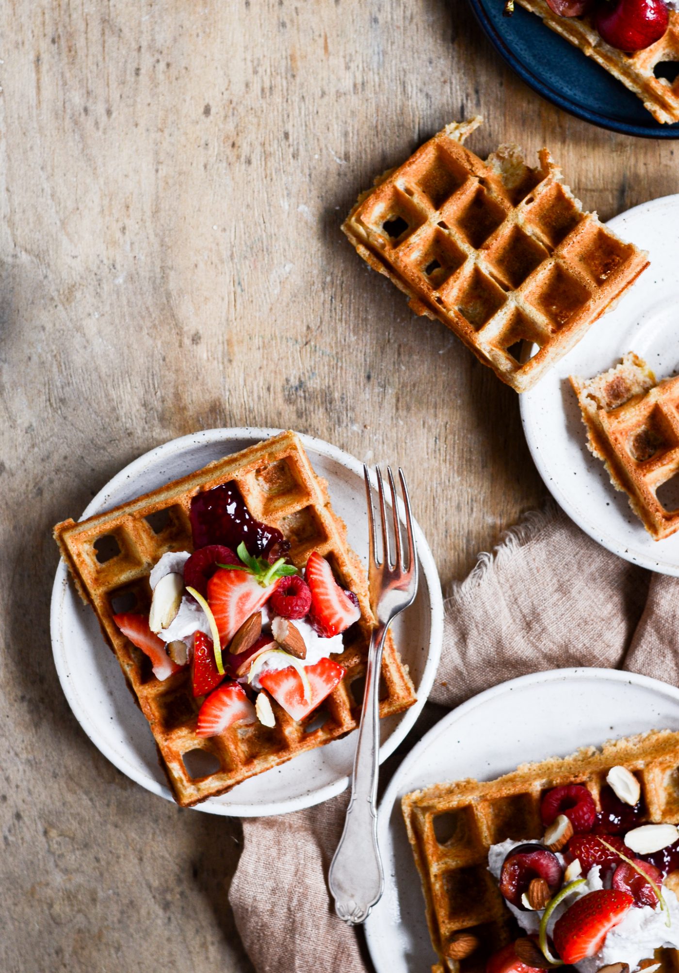 morgenmadsvafler-med-kokosskum-baer-opskrift-