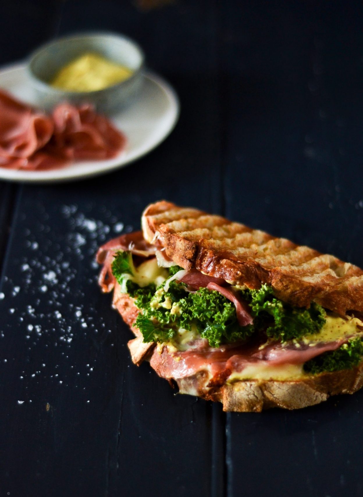 panini med seranoskinke, frisk mozerella og sennepsmayonnaise